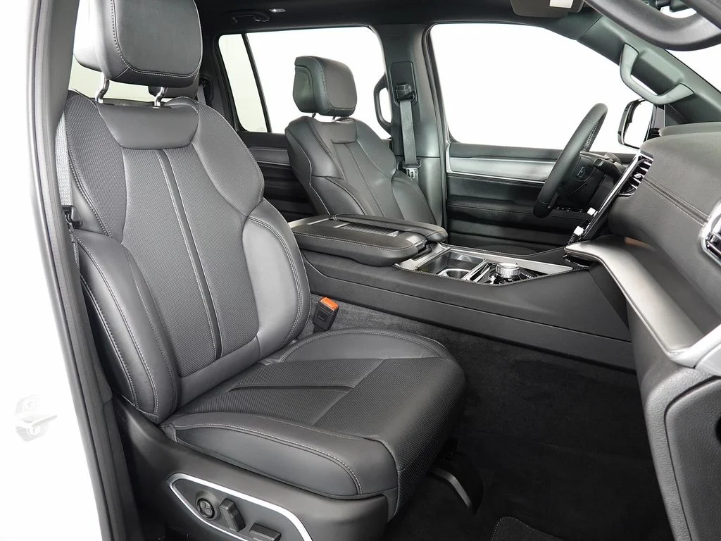 New 2026 Bright White Clear-Coat Exterior Paint Jeep Limited Altitude image 18