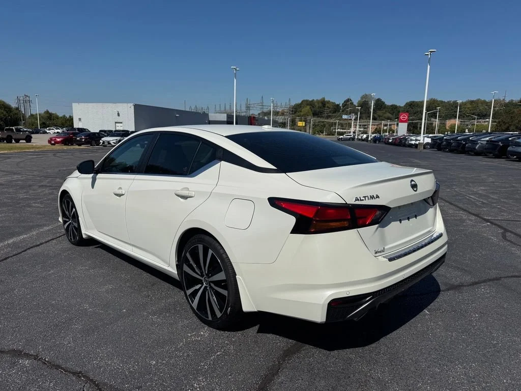 Used 2021 Qab/ White Tricoat Nissan 2.5 SR image 6