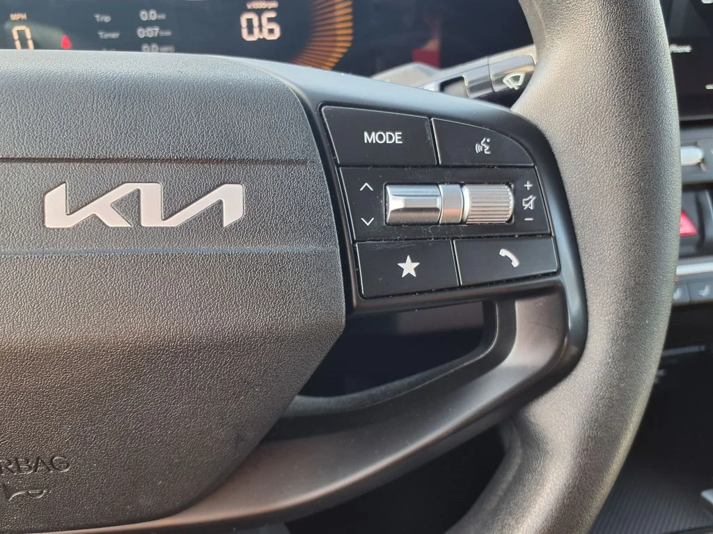 Used 2025 White Kia LXS image 35