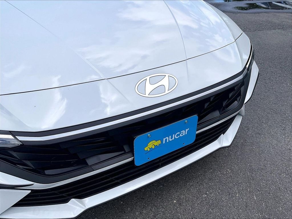 Used 2025 White Hyundai SE image 28