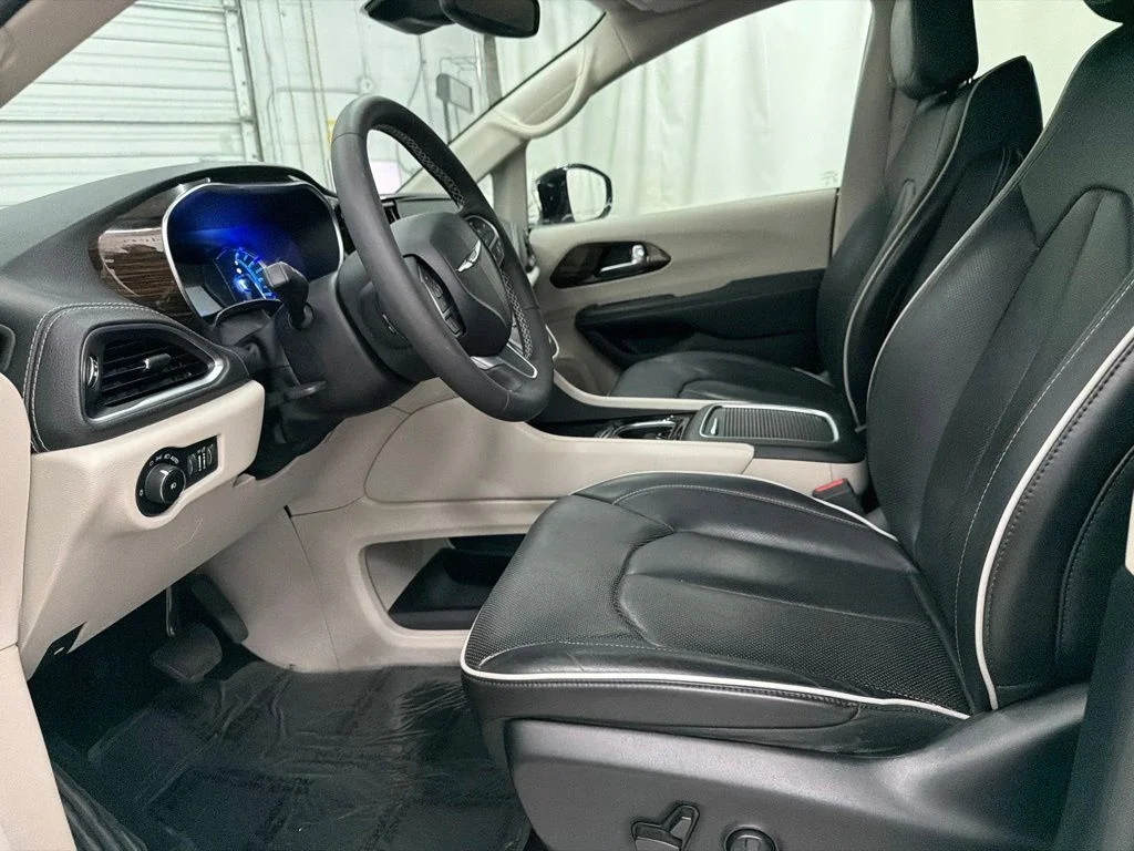 Used 2023 Blue Chrysler Limited image 14