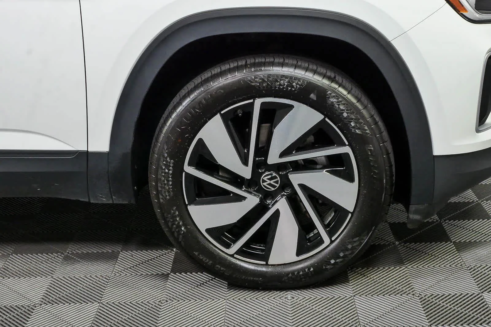 Certified Used 2025  VOLKSWAGEN SE image 37