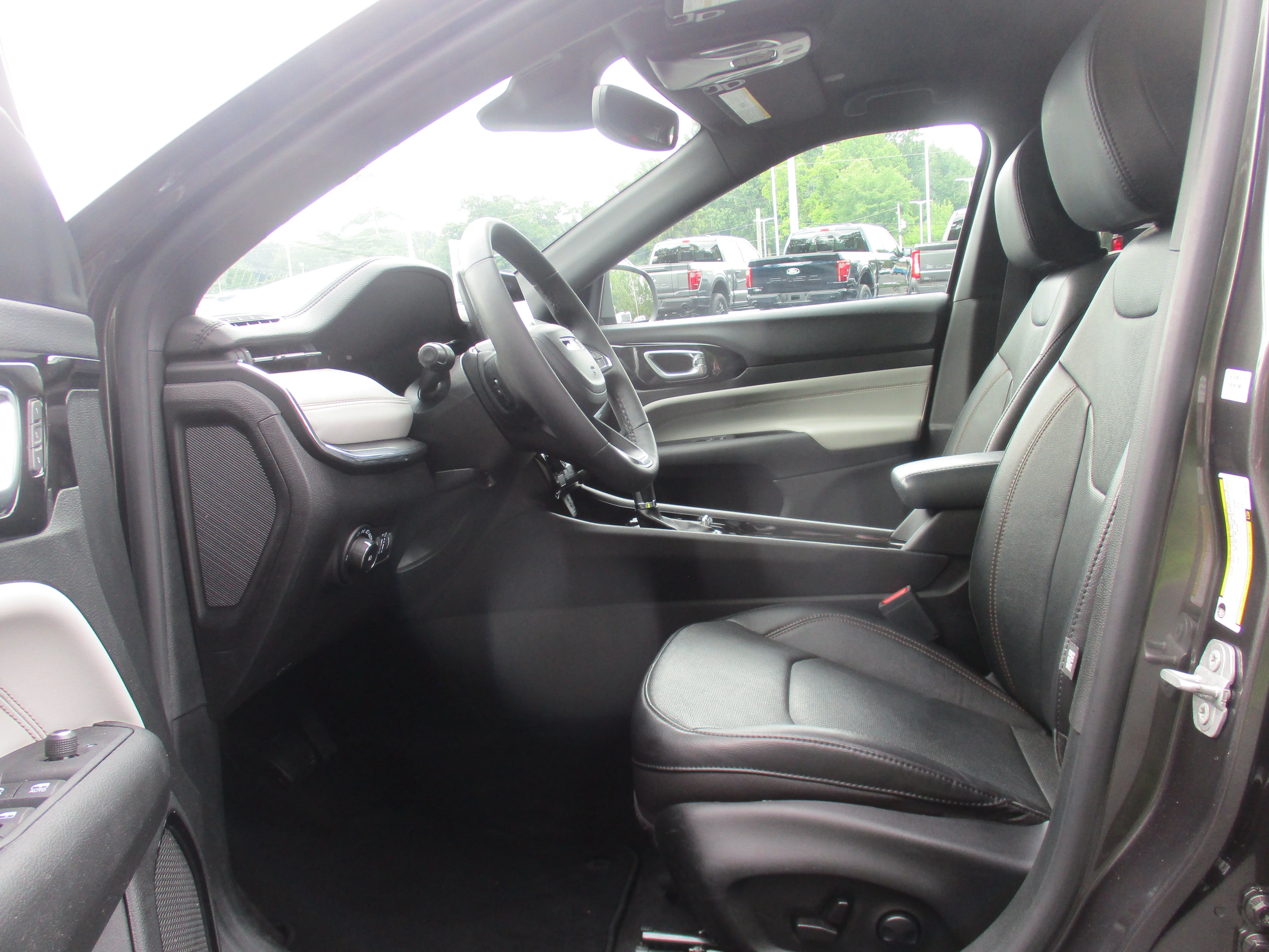 Used 2023 Granite Crystal Metallic Clearcoat Jeep Limited image 22