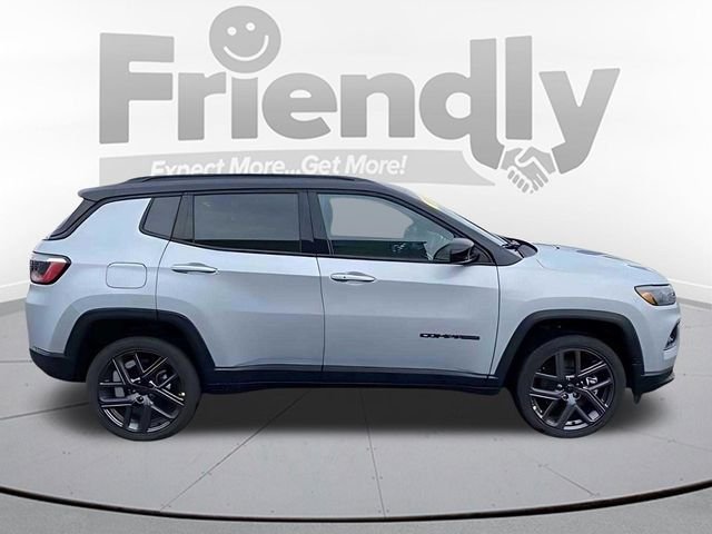 New 2026 Silver Zynith Metallic Clear-Coat Exterior Paint Jeep Limited image 4