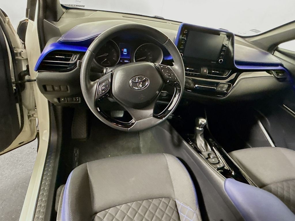 Used 2020 Blizzard Pearl w/Black Roof Toyota XLE image 12