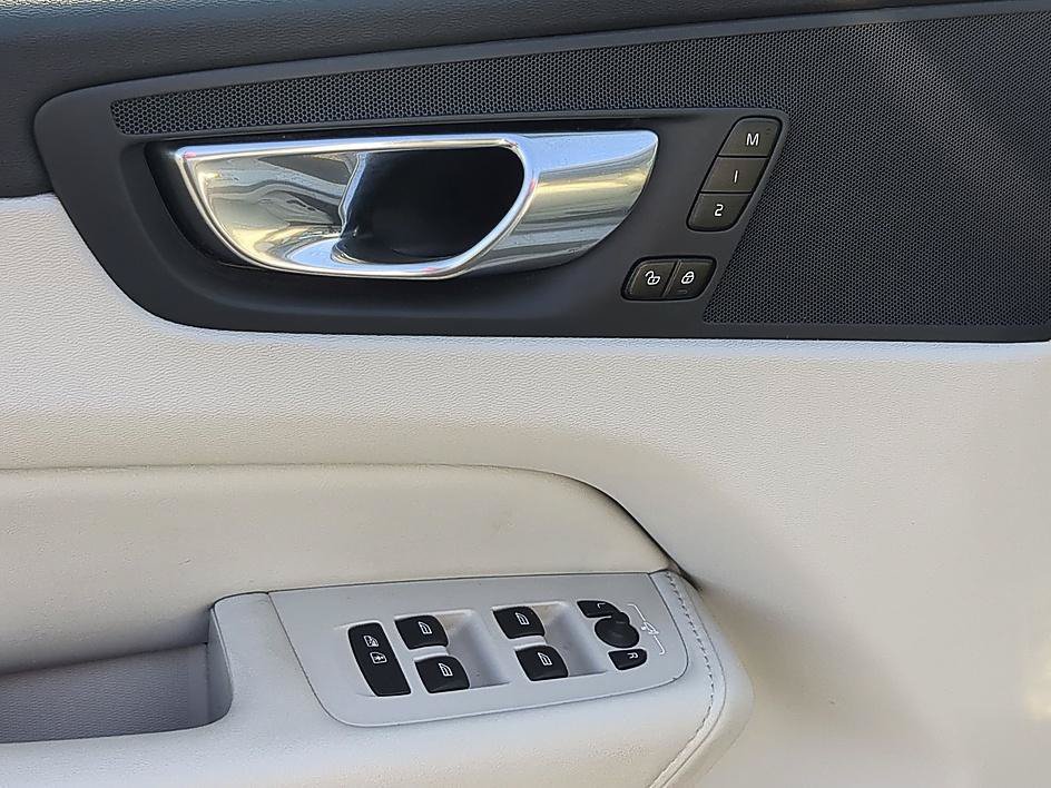 Used 2023 Denim Blue Metallic Volvo Plus Dark Theme image 13