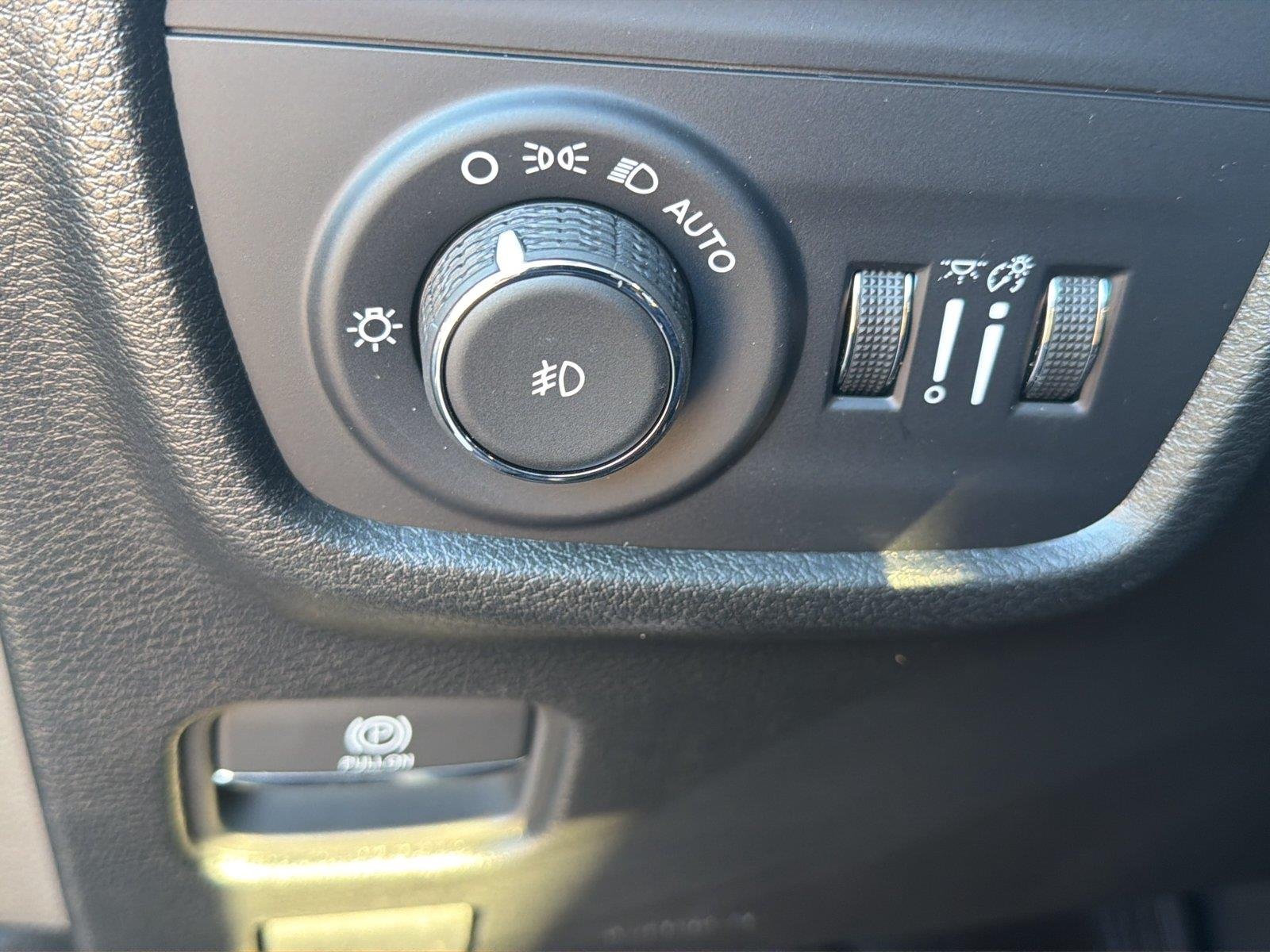 Used 2025  Jeep Limited image 31