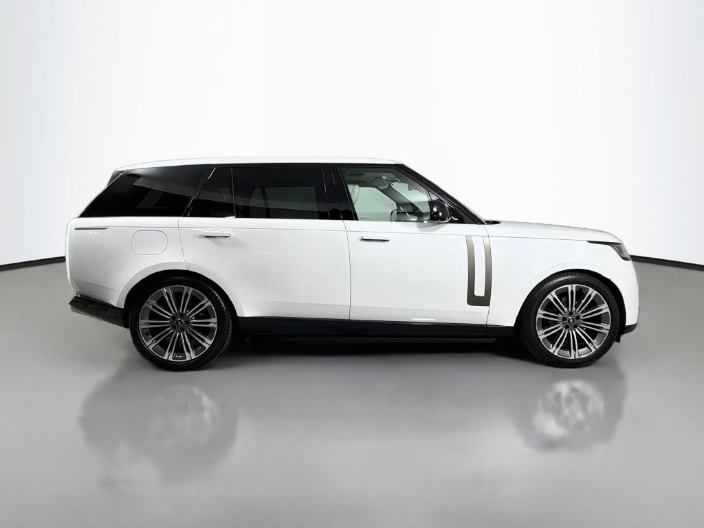 Used 2024 White Land Rover SE image 4