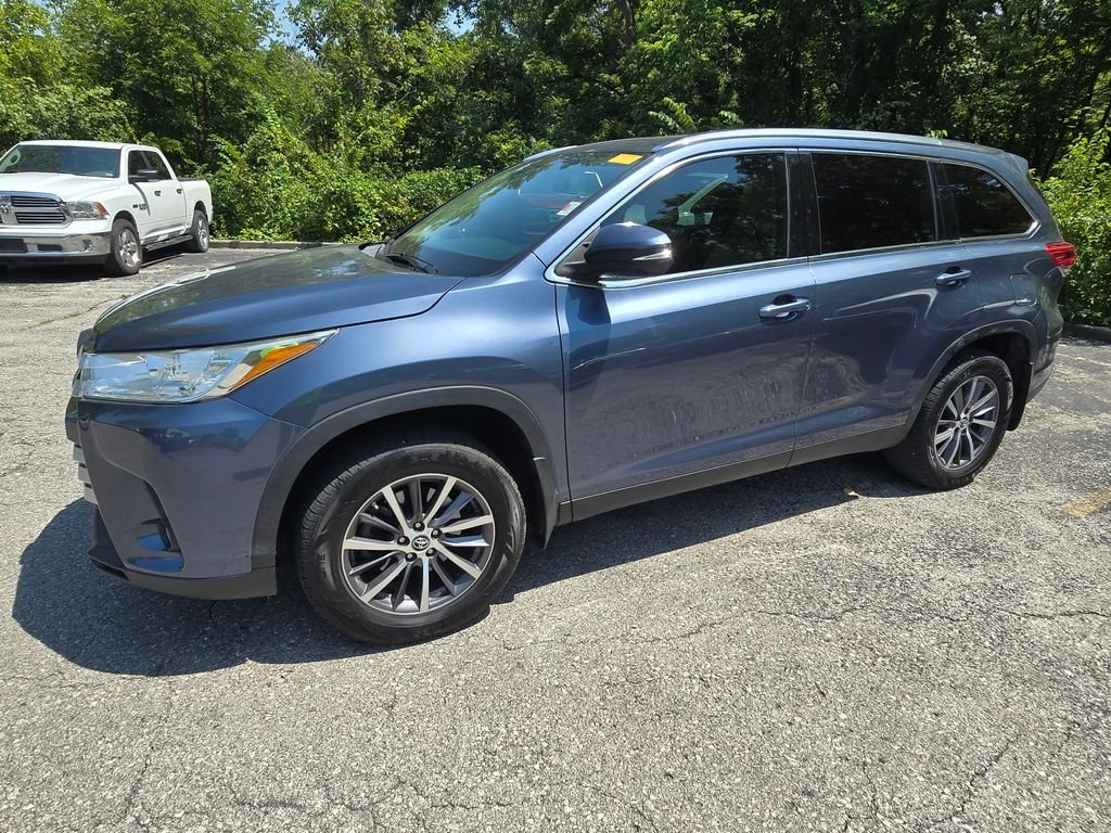 Used 2019 Toyota Highlander XLE with VIN 5TDKZRFH0KS306342 for sale in Kansas City