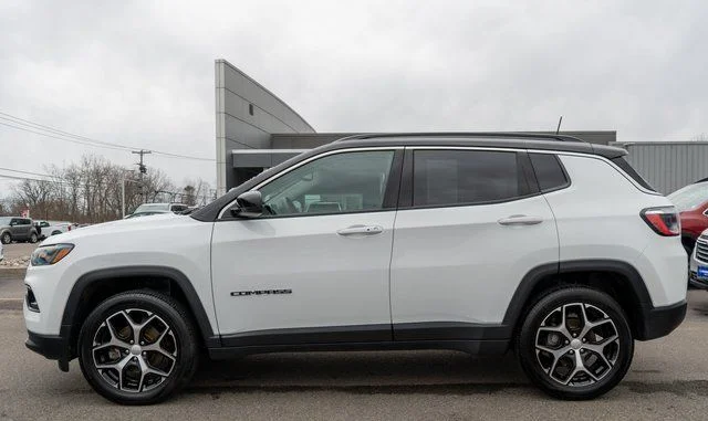 Used 2022 White Jeep Limited image 9