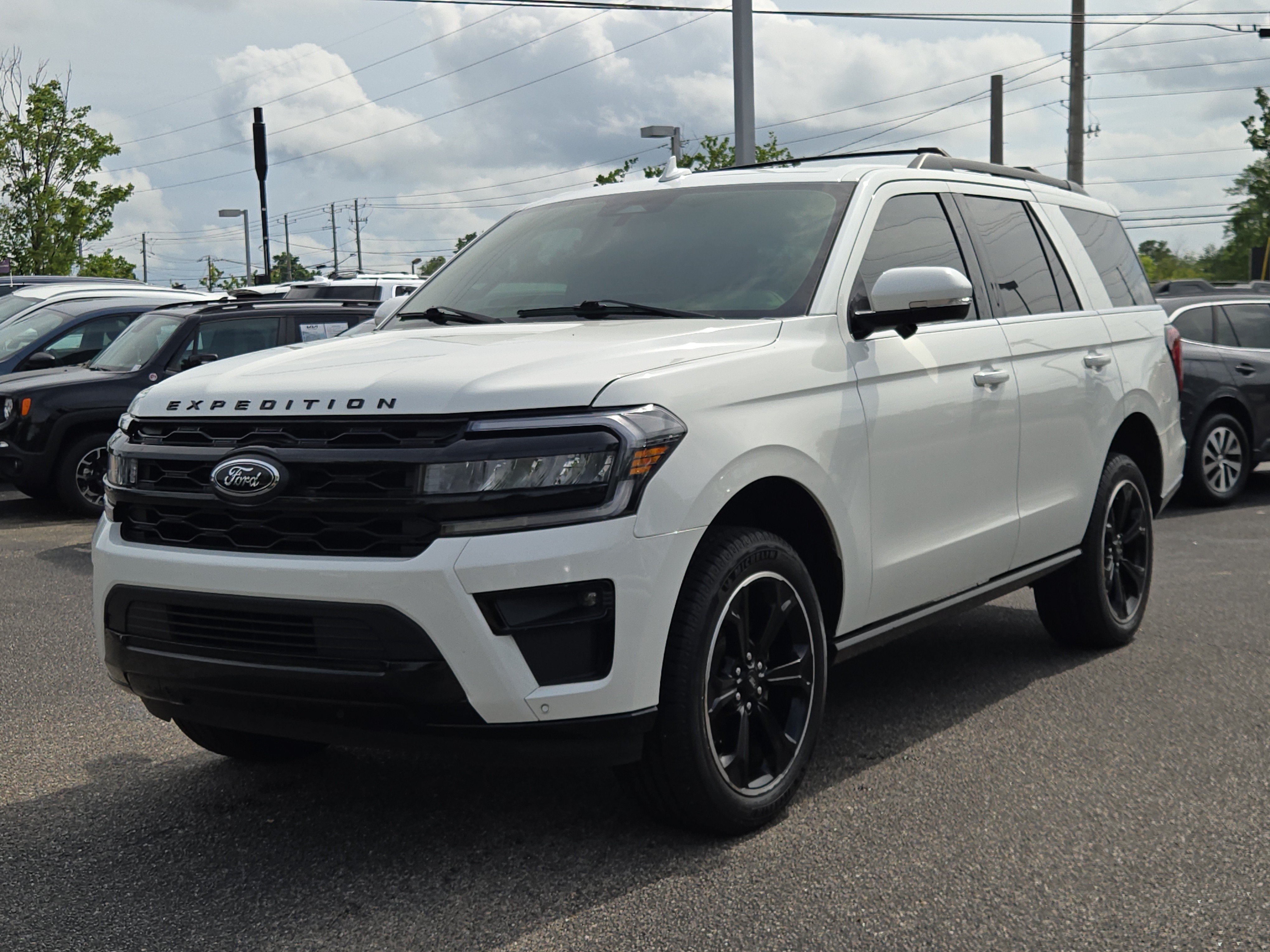 Used 2023 White Ford Limited image 1