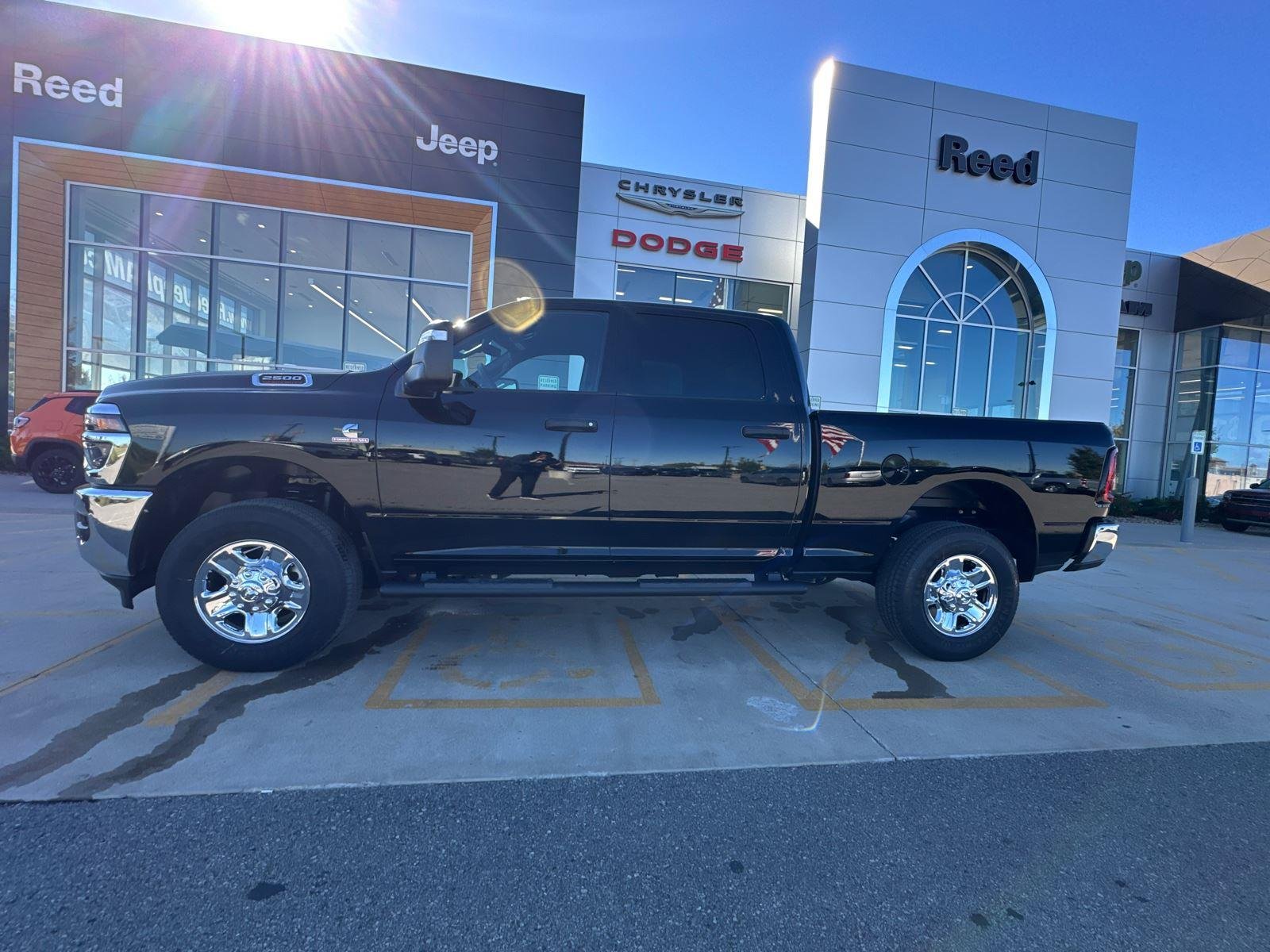 New 2026 Diamond Black Crystal Pearl-Coat Exterior Paint RAM Tradesman image 2