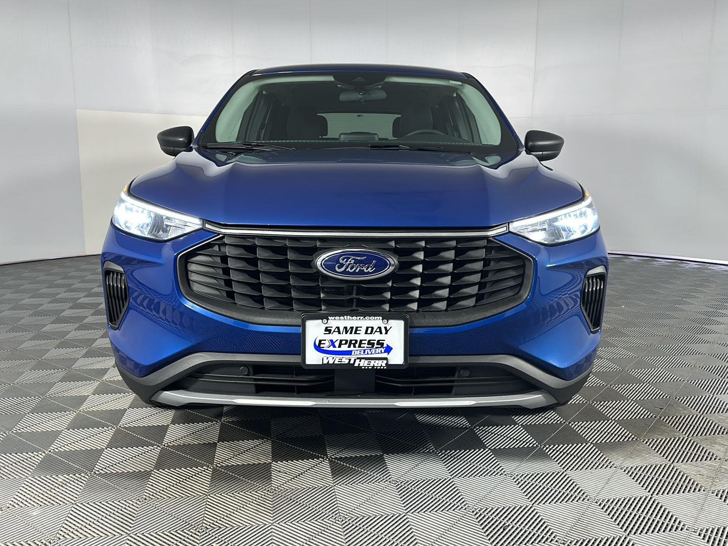 Used 2023 Atlas Blue Ford Active image 2