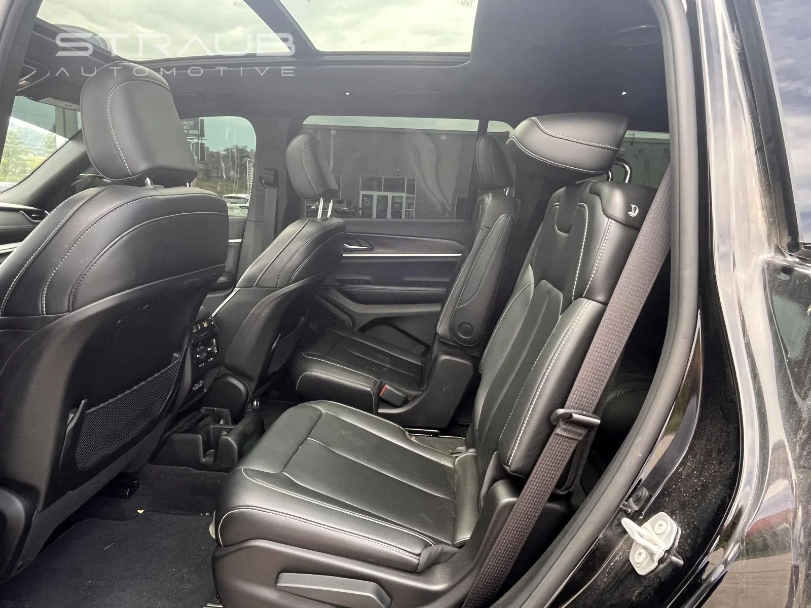 Used 2025 Diamond Black Jeep Limited image 8
