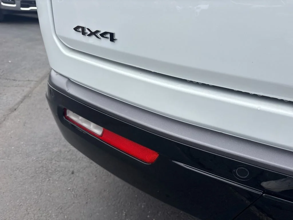 New 2026 Bright White Clear-Coat Exterior Paint Jeep Grand Wagoneer image 13