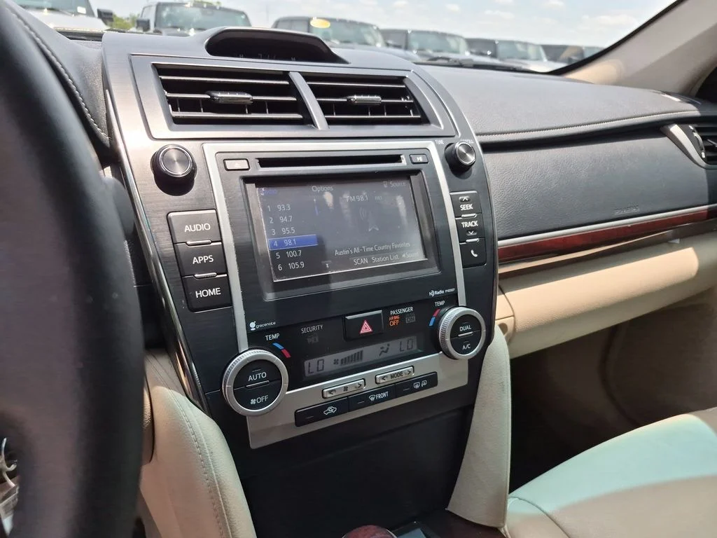 Used 2014 Red Toyota XLE image 7