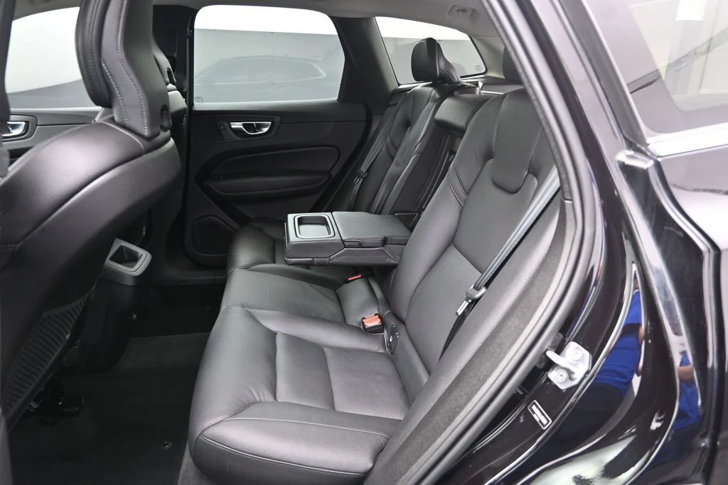 Used 2020 Onyx Black Metallic Volvo T6 Momentum image 12