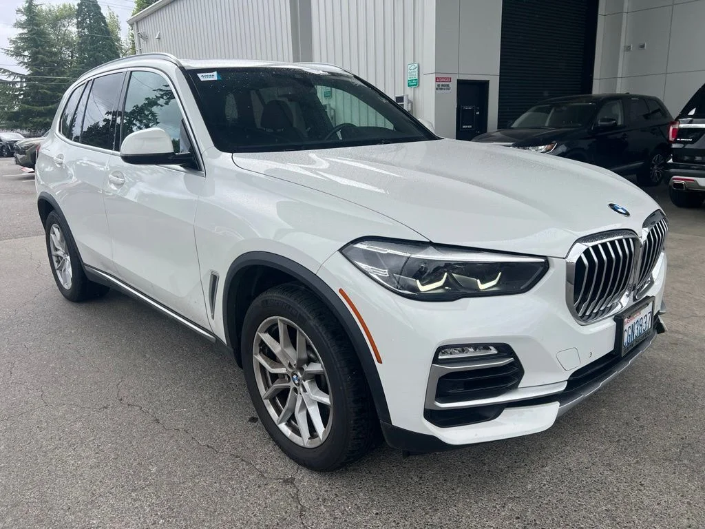Used 2019 White BMW xDrive40i image 1