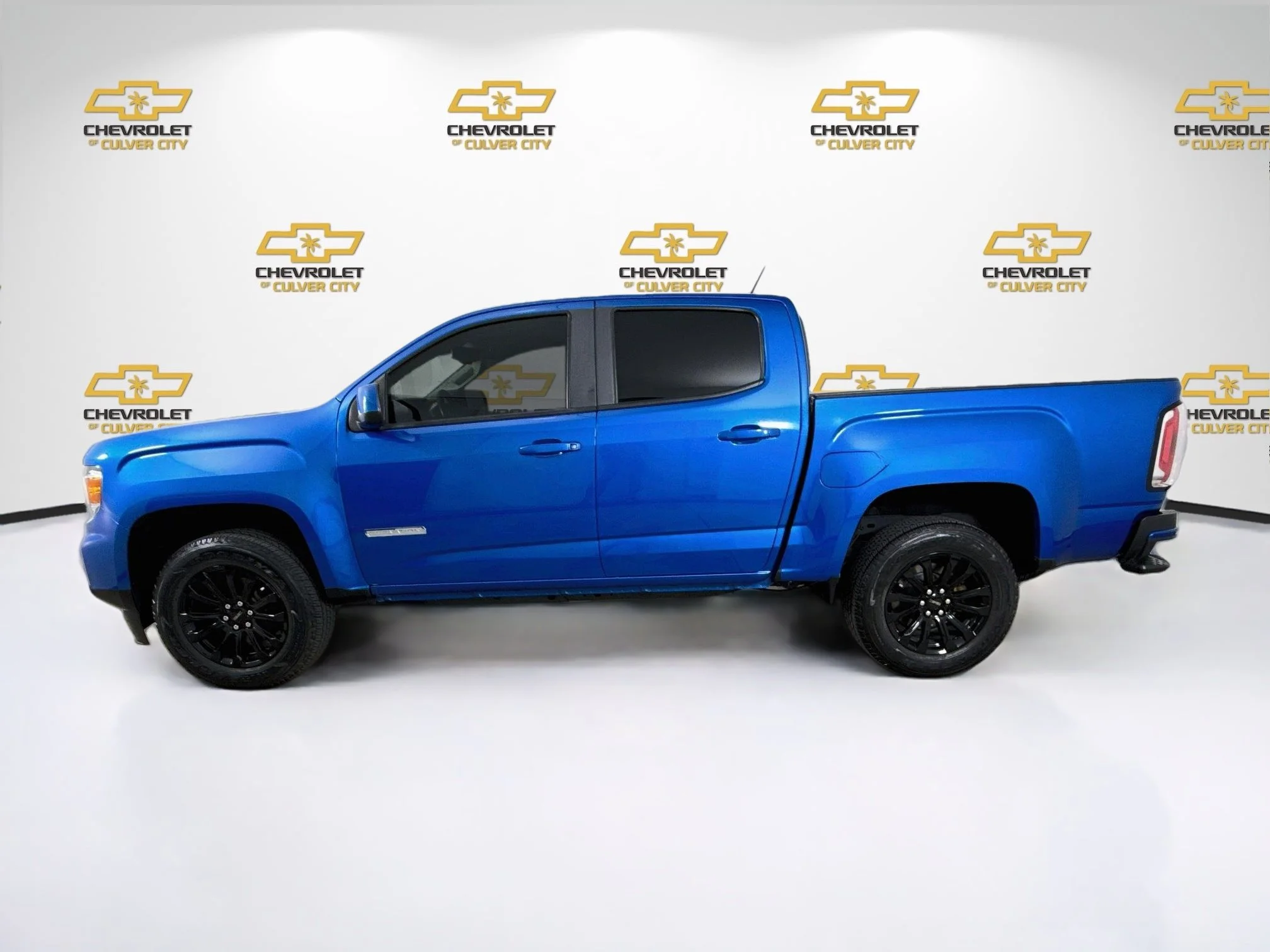 Used 2022 Dynamic Blue Metallic GMC Elevation image 5