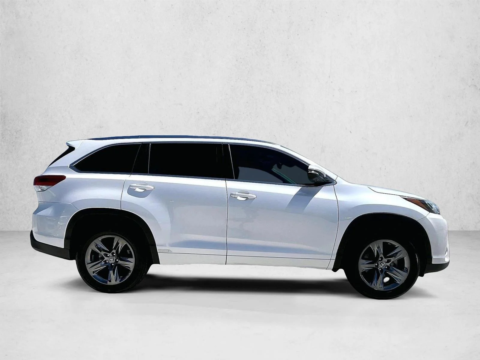 Used 2017 Blizzard Pearl Toyota Limited Platinum image 5