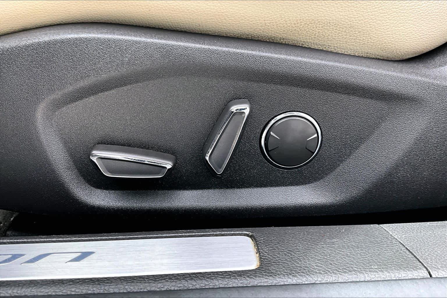 Used 2016 Oxford White Ford Titanium image 28
