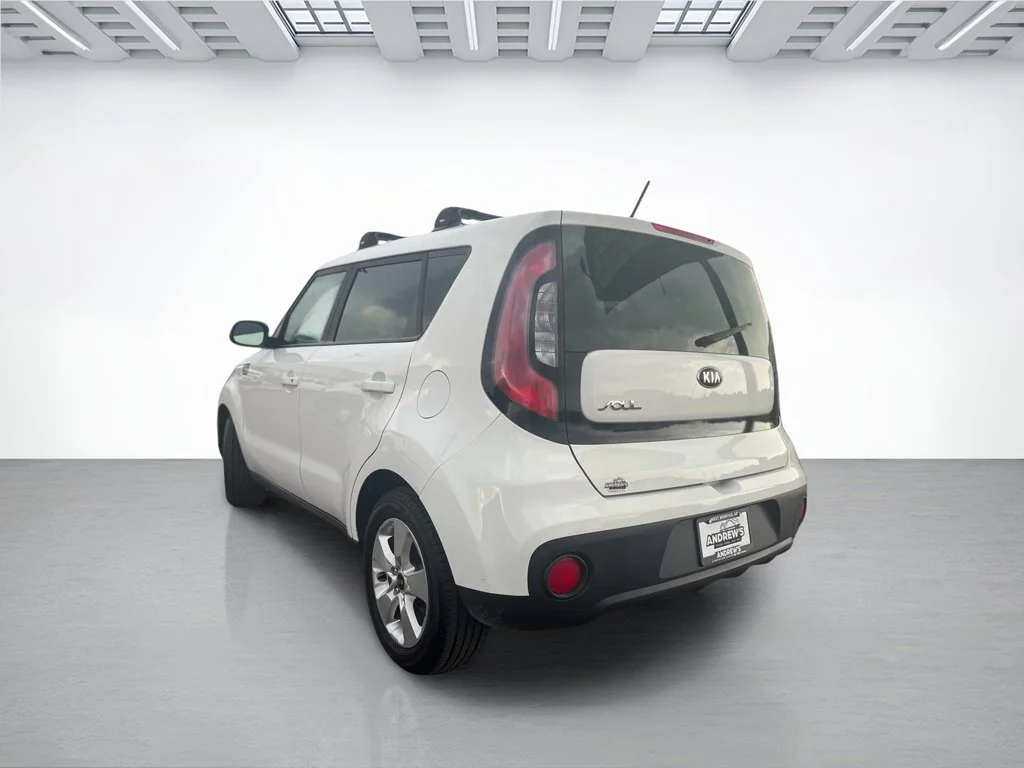 Used 2018 White Kia Base image 4
