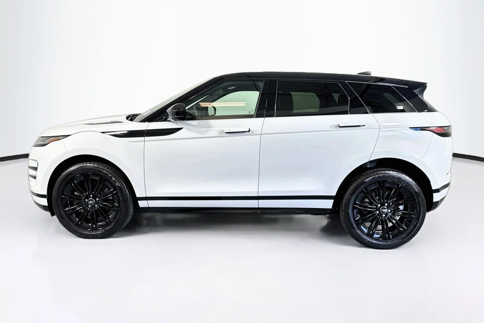 Used 2024 Fuji White Land Rover Dynamic SE image 8