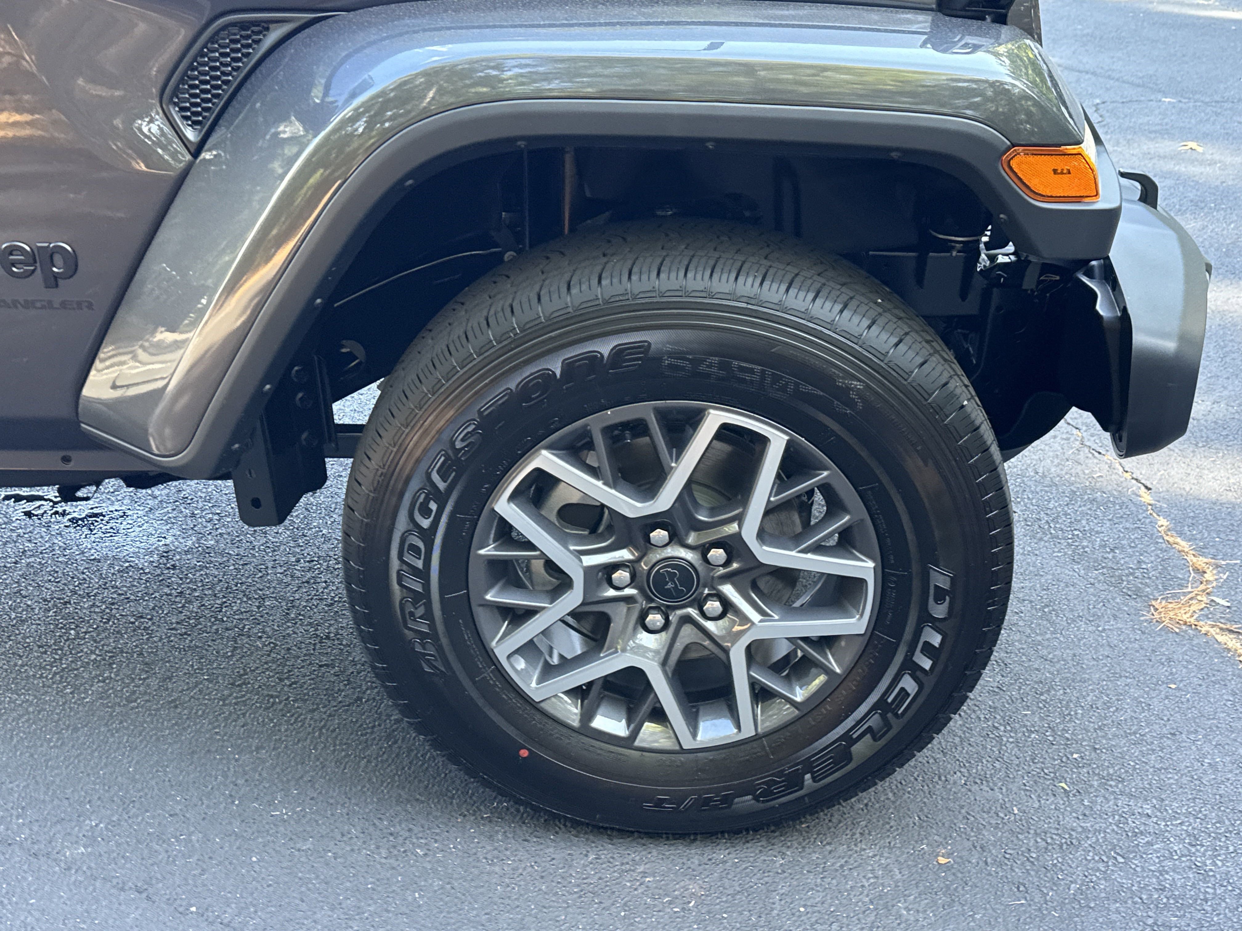 New 2025 Granite Crystal Metallic Clear-Coat Exterior Paint Jeep Sahara image 11
