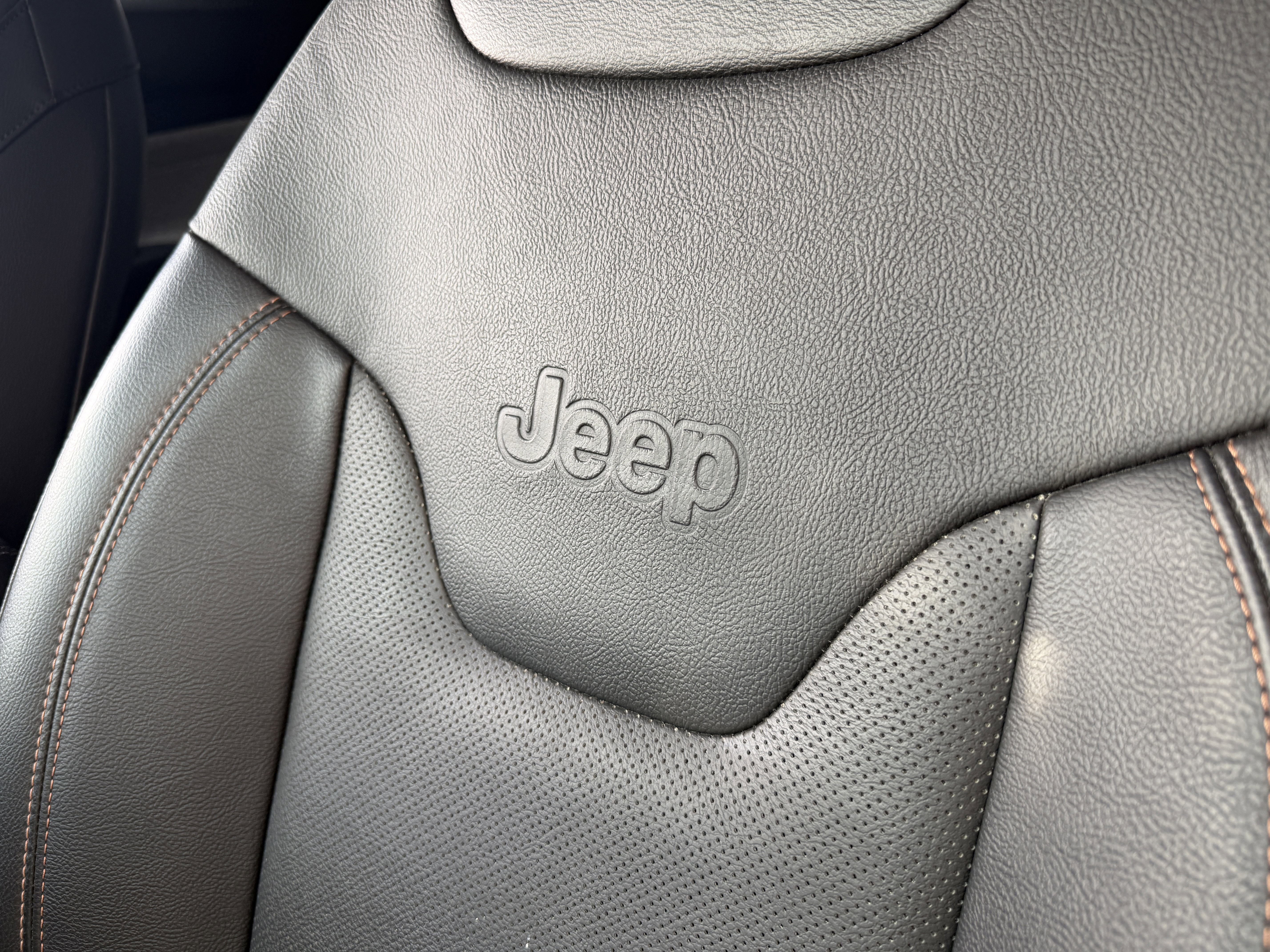 Used 2022 Velvet Red Pearlcoat Jeep Latitude Lux image 30