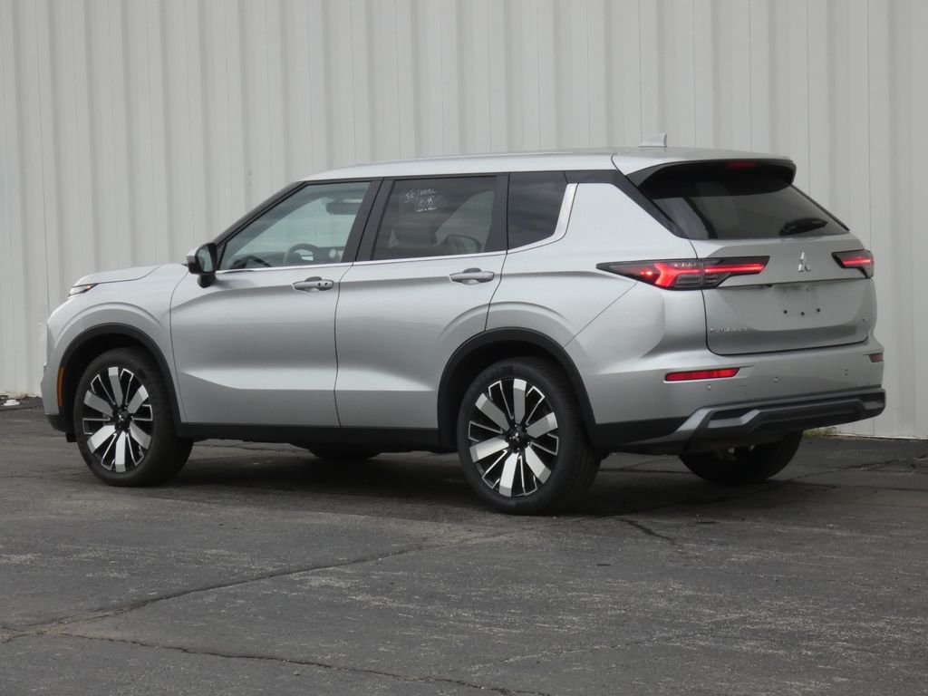 Used 2025 Silver Mitsubishi SE image 5