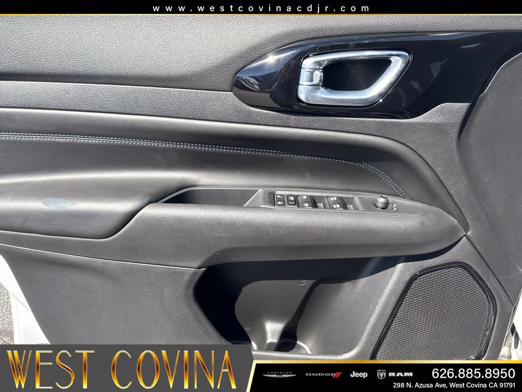 New 2026 Bright White Clear-Coat Exterior Paint Jeep Latitude image 13