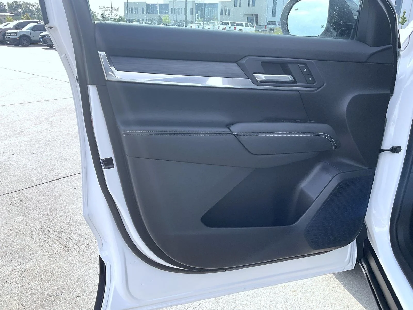 Used 2026 White GMC Elevation image 10