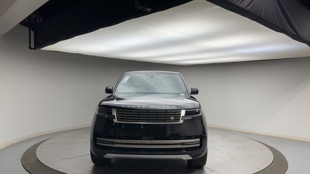 Used 2025  Land Rover SE image 3