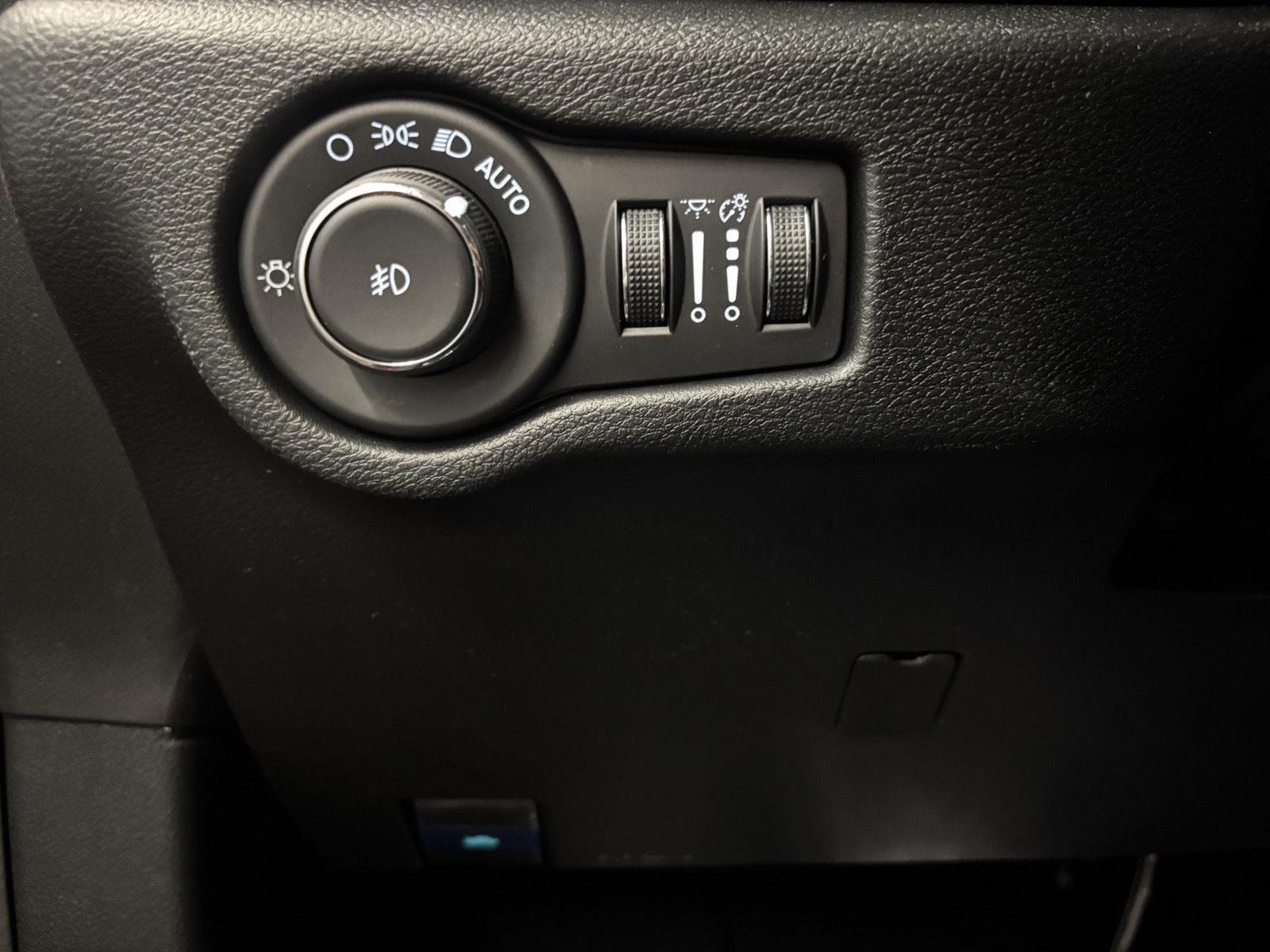 2026 Chrysler Pacifica Select - Photo 11