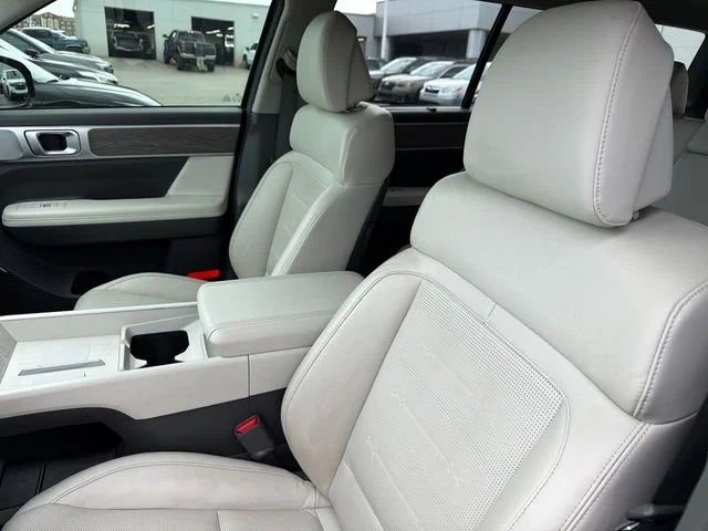 Used 2024  Hyundai Limited image 19