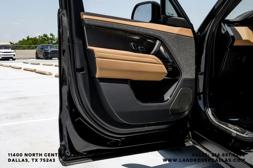 New 2026 Santorini Black Metallic Land Rover SE image 41