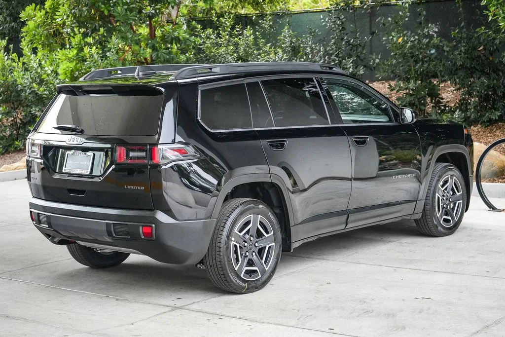 New 2026 Diamond Black Crystal Pearlcoat Jeep Limited image 6