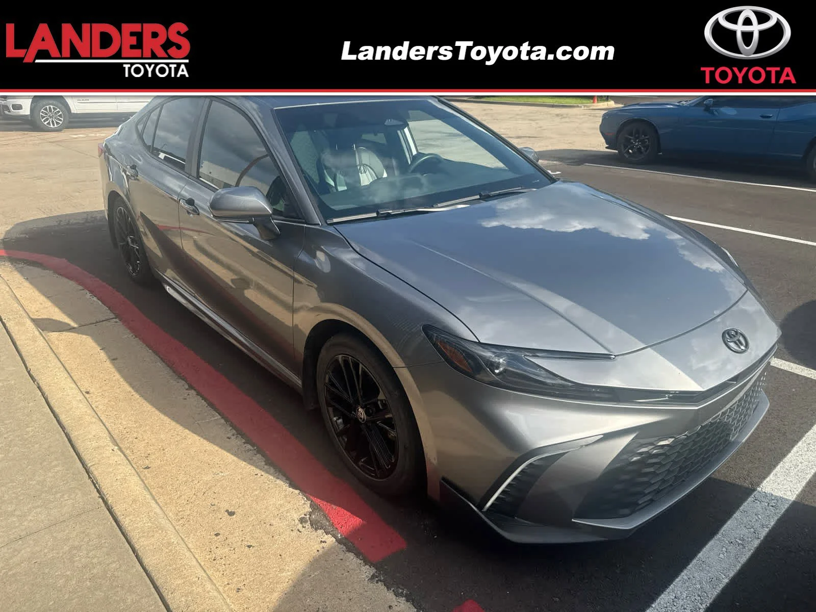 2025 Toyota Camry SE Hybrid's photo