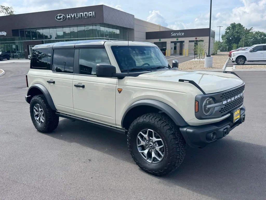 Used 2025 Beige Ford Badlands image 2