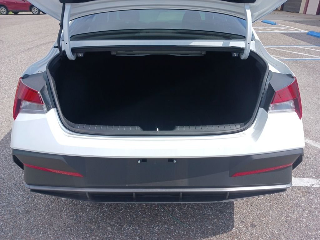 Used 2025 White Hyundai SE image 21