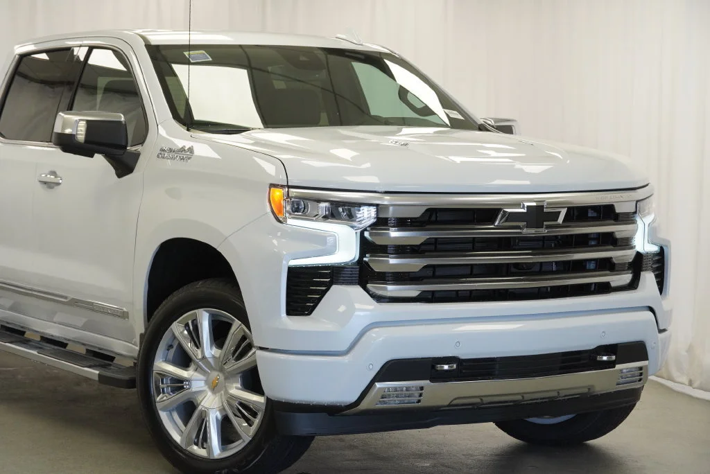 New 2026 Polar White Tricoat Chevrolet High Country image 9