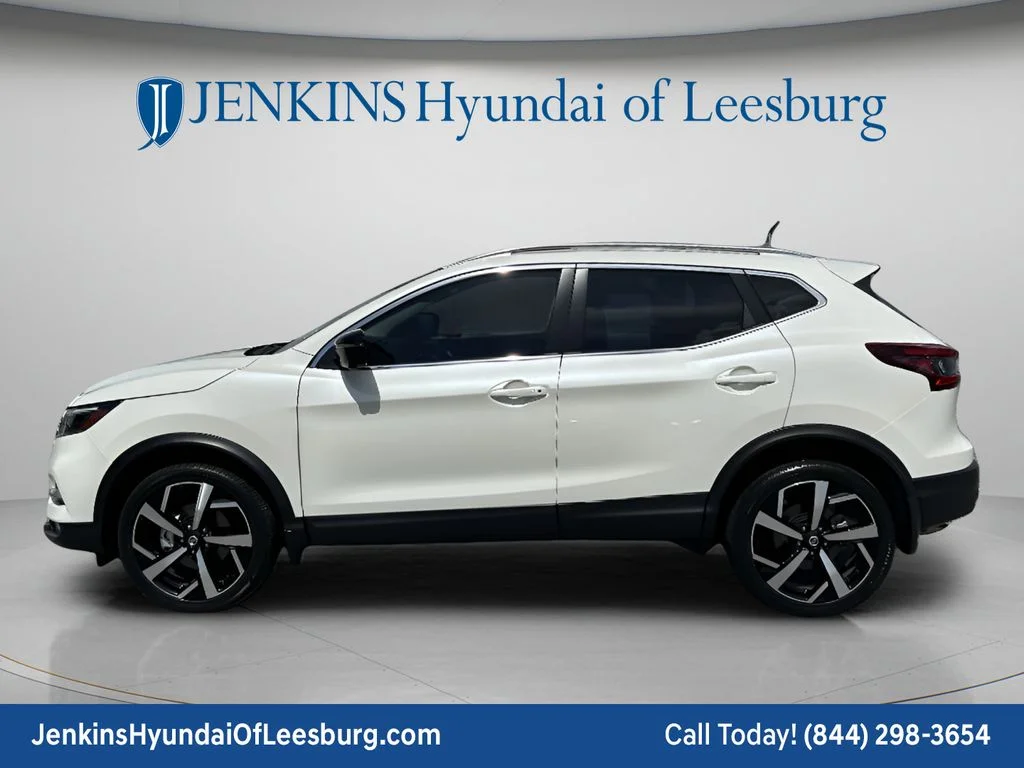 Used 2021 White Nissan SL image 9
