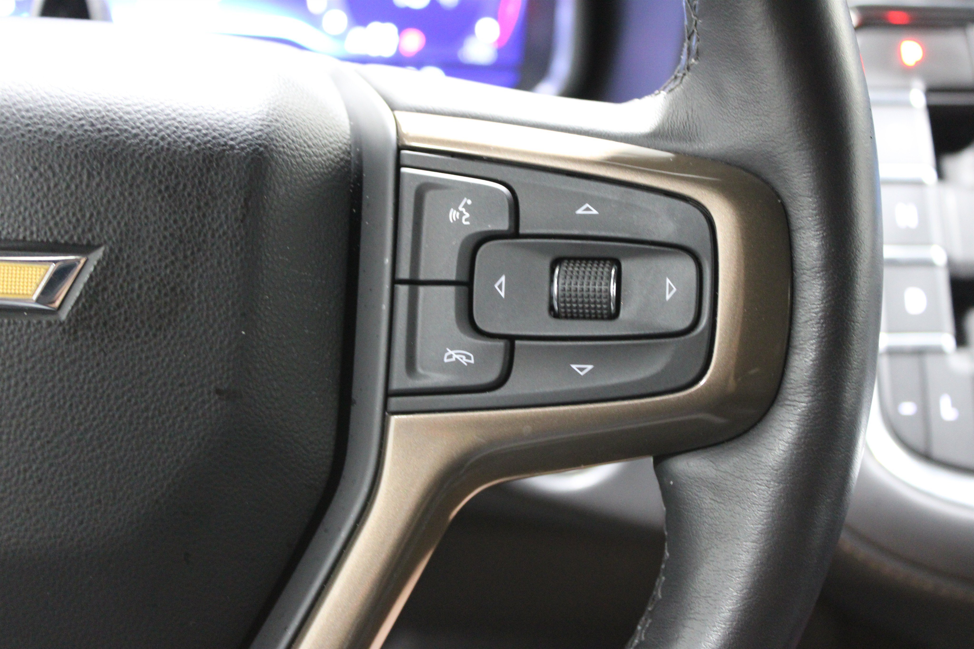 Used 2024 Iridescent Pearl Tricoat Chevrolet High Country image 13