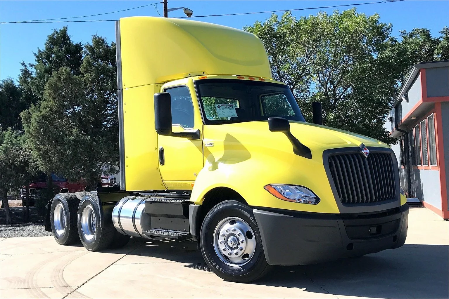 Used 2023 Yellow International  image 1