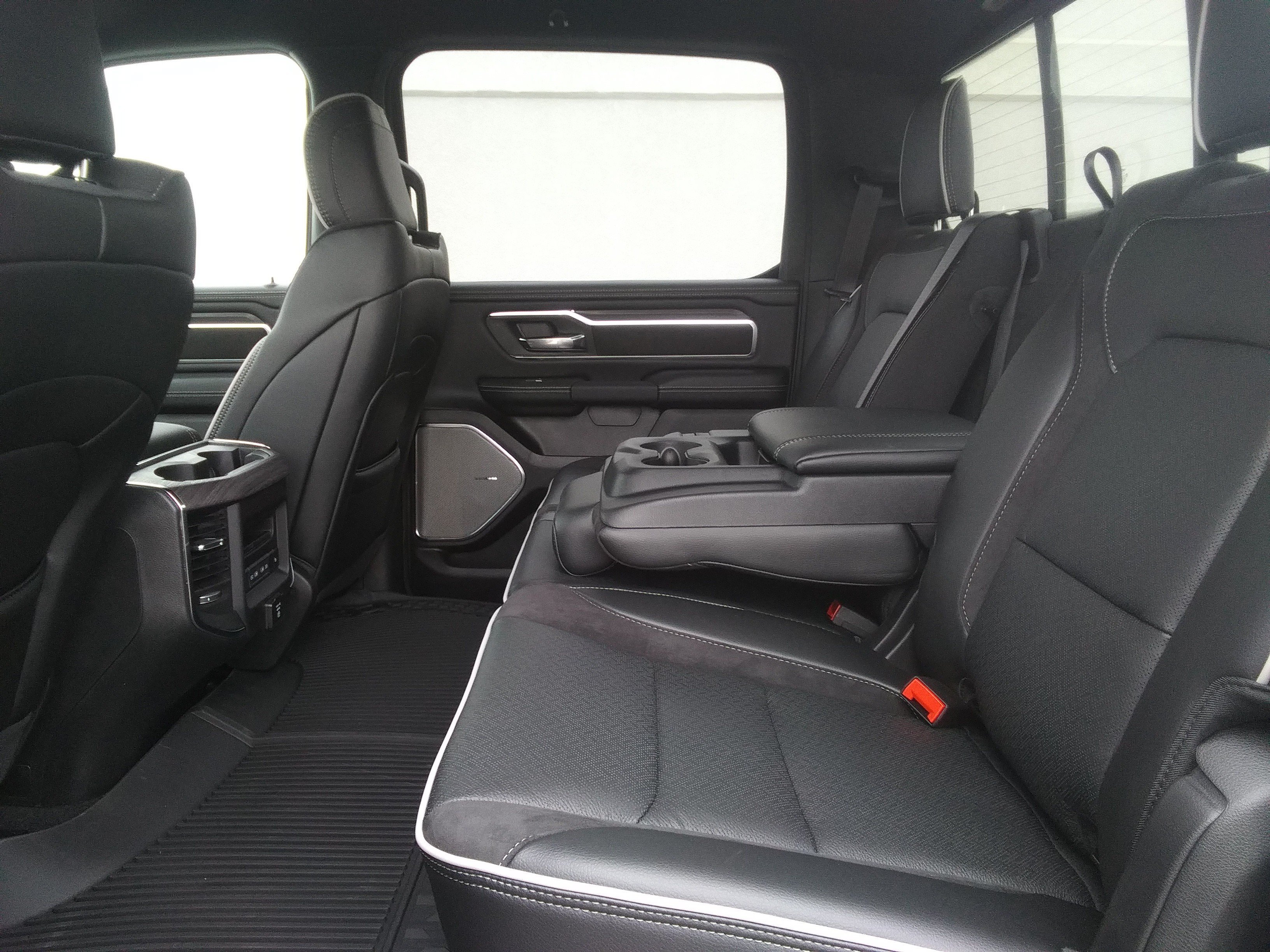 New 2026 Diamond Black Crystal Pearl-Coat Exterior Paint RAM Laramie image 10
