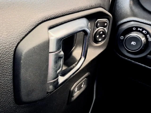 Used 2023 White Jeep Sport S image 9
