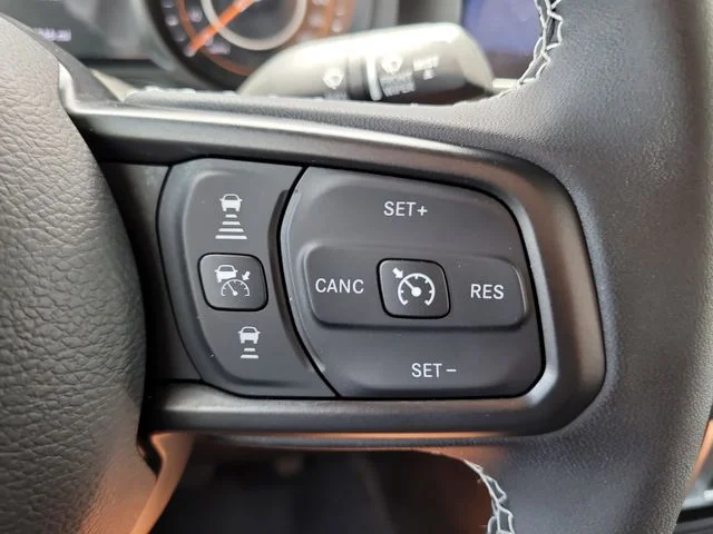 Used 2025 Green Jeep Sport S image 26