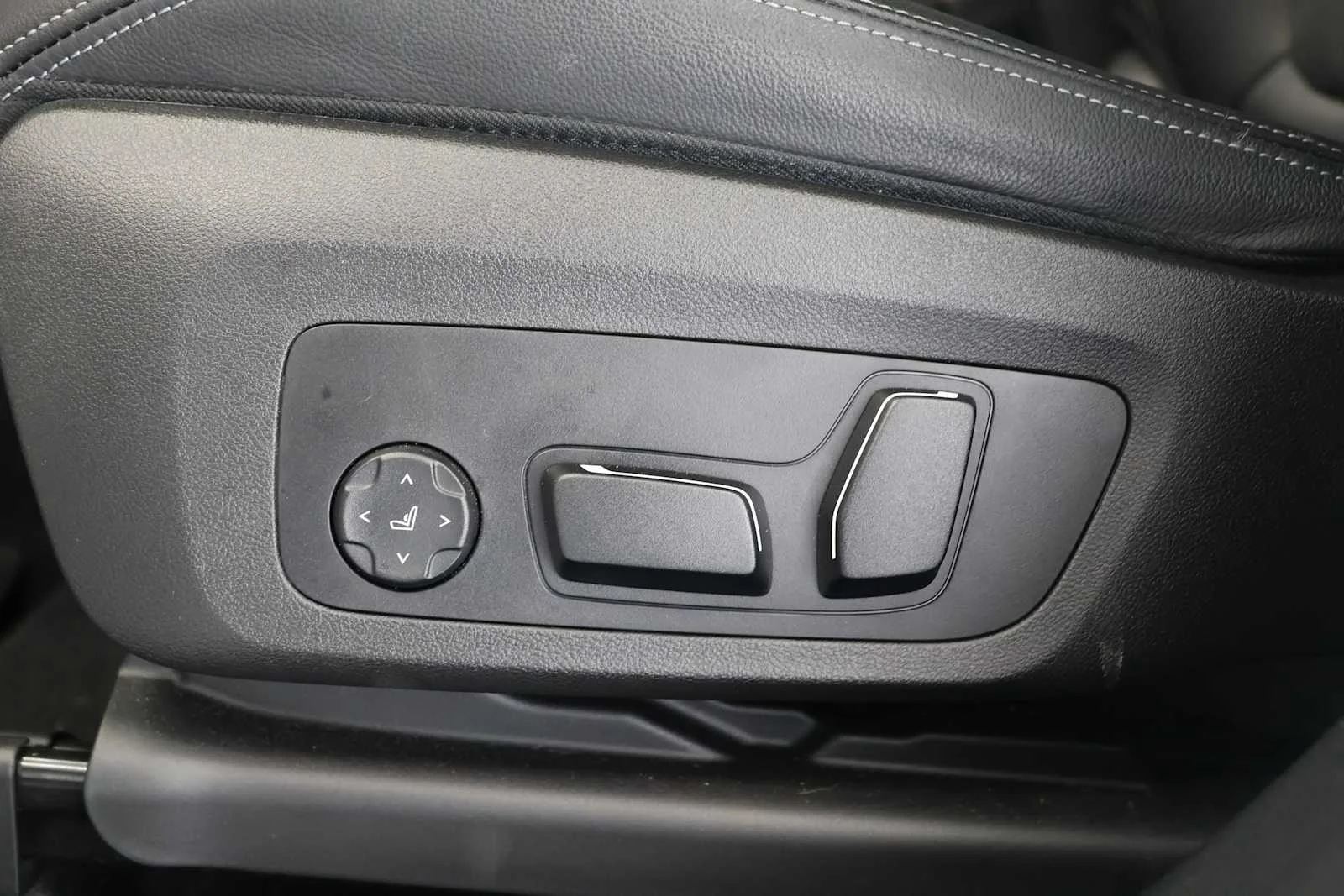 Used 2024 Alpine White BMW sDrive30i image 15
