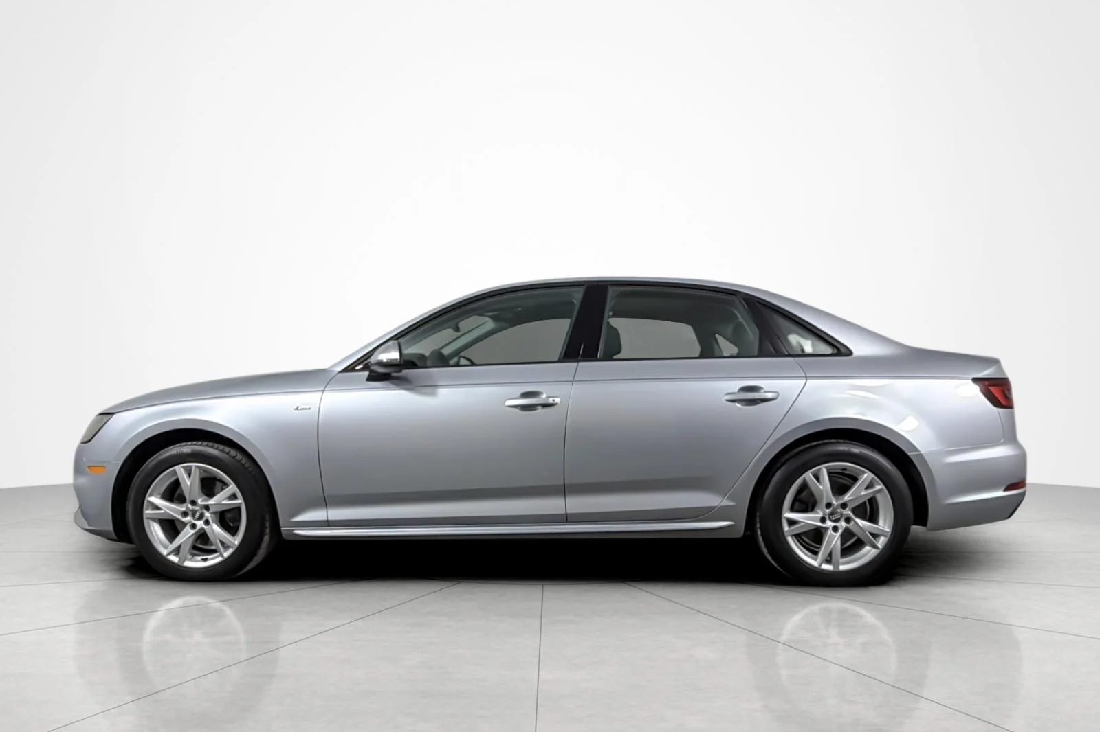 Used 2018 Florett Silver Metallic Audi 2.0 TFSI ultra Premium S Tronic FWD image 2