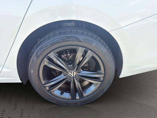 Used 2024 White Volkswagen SE image 25
